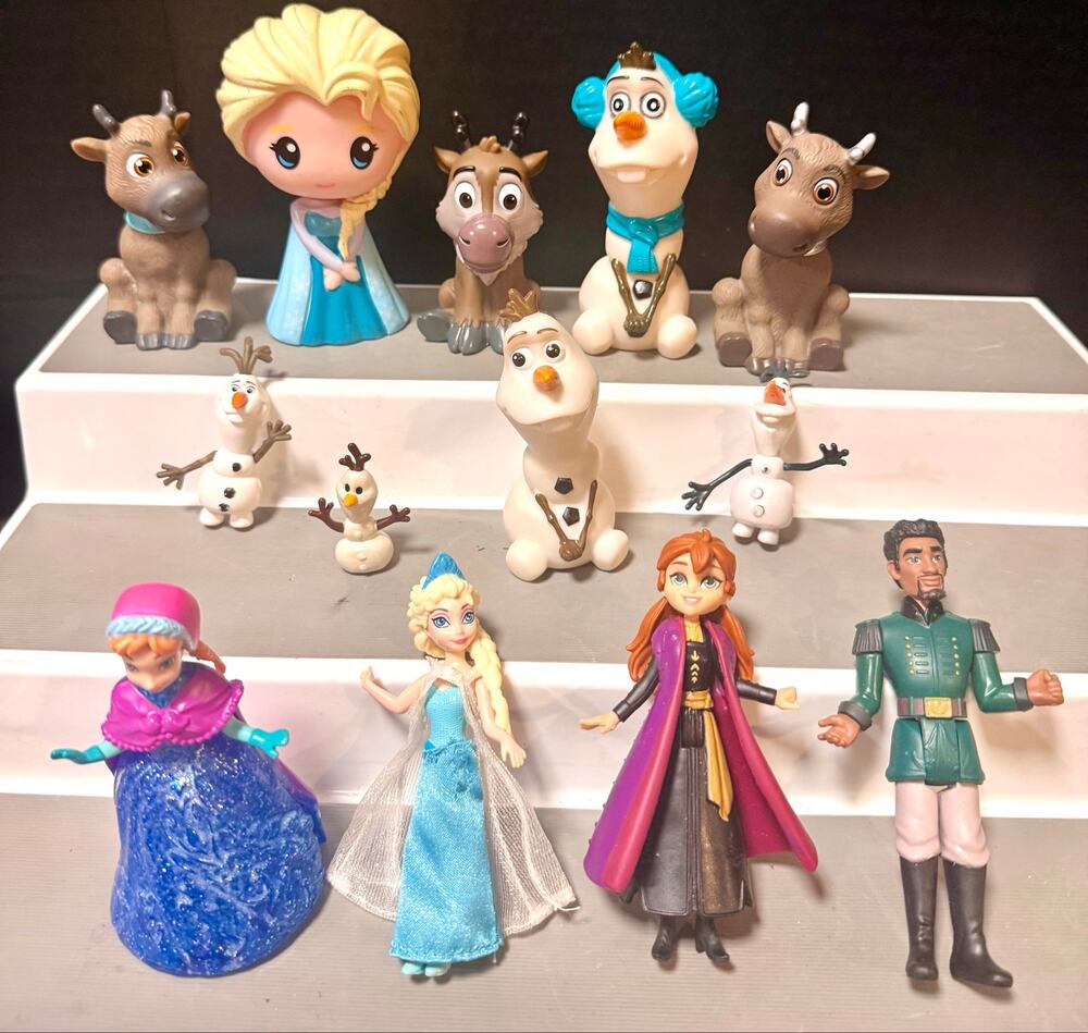 Disney's Frozen characters Elsa, Anna, Kristoff, Sven, & several Olaf’s